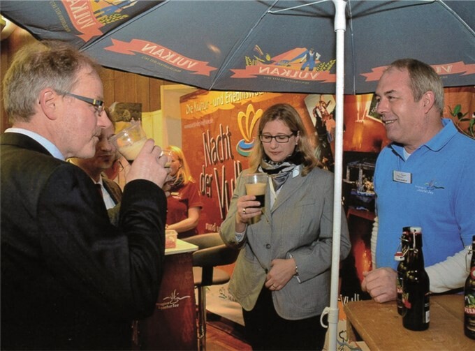 Wirtschaftsministerin Rehlinger genießt einen Schluck Vulkan-Bräu.