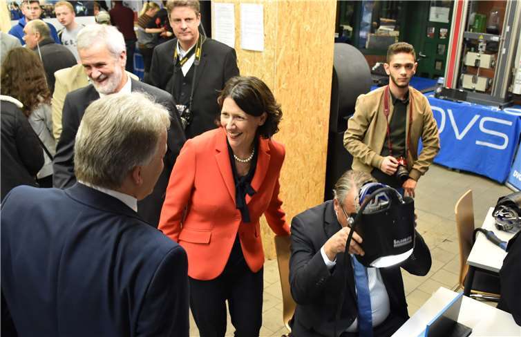 Wirtschaftsstaatssekretärin Daniela Schmitt interessierte sich für das virtuelle Schweißen.
