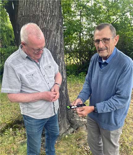 Wissen aus erster Hand: Landschaftsgärtner Peter Hof zeigt, wie Sensoren künftig die Baumpflege revolutionieren.Foto: Michael Mang
