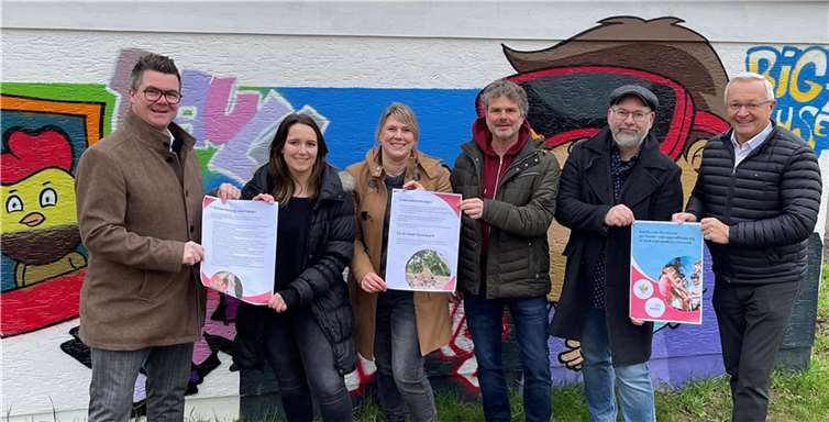 Wissen um den steigenden Bedarf von Ferienfreizeiten & Co. und freuen sich, dass Stadt und Kreis die Anbieter von Betreuungsangeboten künftig stärker unterstützen können: (von links) Bürgermeister Peter Jung, Aileen Falkenburg (Kreisjugendamt), Simone Höhner (Kreisjugendpflege), Jürgen Gügel (KiJub), Marc Maier (Kreisjugendpflege) und Landrat Achim Hallerbach.  Foto: Kreisverwaltung Neuwied