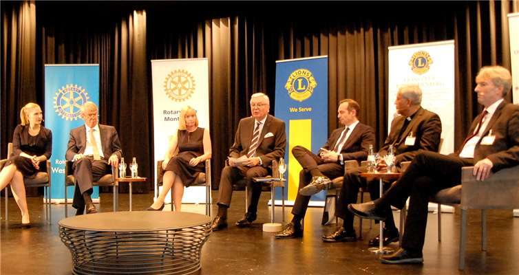Wissenschaft, Wirtschaft, Politik und Religion waren vertreten bei der vom Fernseh-Journalisten Hans-Ulrich Stelter (Mitte) geleiteten Podiumsdiskussion in der Stadthalle von Montabaur. KER