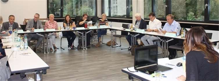 Wissenschaftlerinnen und Wissenschaftler der PTHV im Austausch mit den Praxispartnern.privat