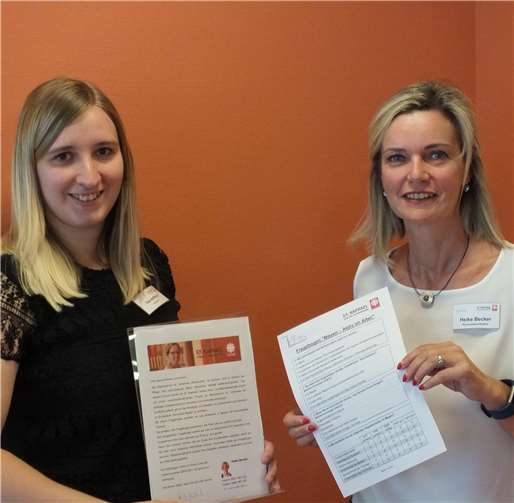 Wissenschaftliche Begleitung Tina Hoffend und Projektleiterin Heike Becker mit dem entwickelten Fragebogen. Altenzentrum St. Johannes