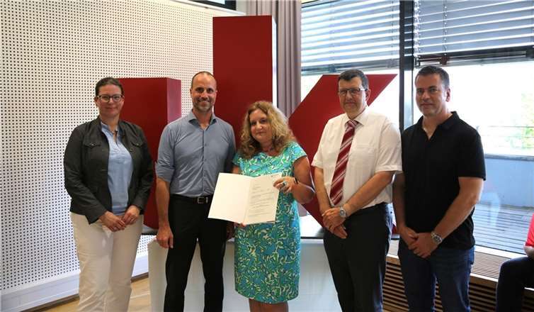 Wissenschaftsminister Clemens Hoch (2. v.l.) übergibt den Förderbescheid an die Leitung der Universität Koblenz.  Foto: Universität Koblenz/Christoph Asche