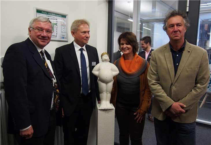 Wissenschaftsministerin enthüllte die von dem Künstler Stefan Dornhauser erschaffenen 3 Könige-Statuen im gleichnamigen Haus. V.li.n.re.: Oberbürgermeister Joachim Hofmann-Göttig, Martin Görlitz, Vera Reiß und Stefan Dornhauser.UBU