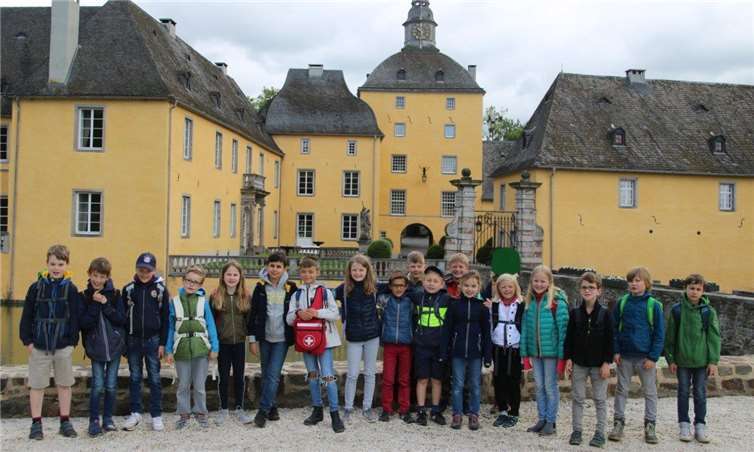 Wissenswertes erfuhren die Schülerinnen und Schüler aus Pech über die Burg Gudenau. Ein Erinnerungsfoto durfte nicht fehlen. Fotos: privat