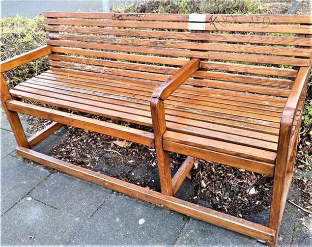 Witterungs-, Vandalismus- und andere Schäden machen es bereits jetzt erforderlich, alle Bänke nach und nach zu überholen.  Foto: privat