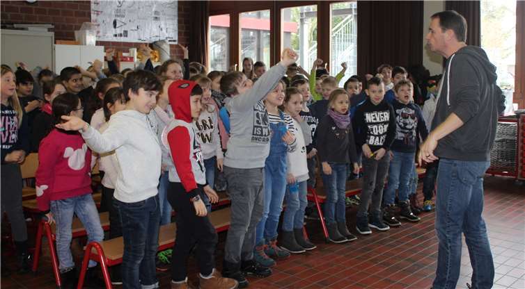 Witz trifft auf Grusel – damit kommt Autor StedanGemmel bei den Grundschülern gut an. Foto: Grundschule Odendorf