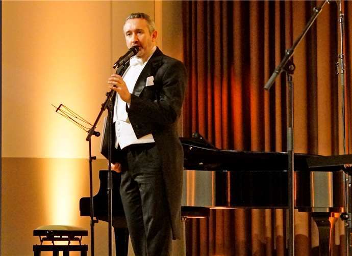 Witzig und humorvoll führte Fraser Gartshore durch das hochkarätige Programm.