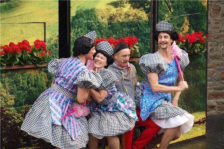 Witzige und temperamentvolle Choreografien, wie hier mit Sven Prüwer, Marie Anjes Lumpp, Georg Lorenz und Marco Wohlwend sorgten für Begeisterung im Publikum. Foto: Archiv Bla