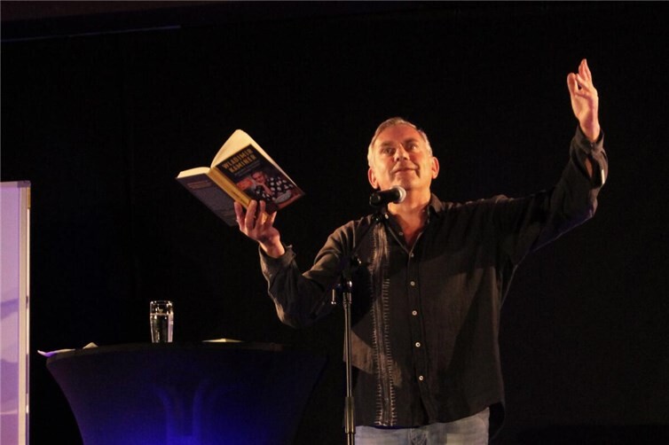 Wladimir Kaminer überzeugte auf der Bühne des Kultschuppens Jahnhalle in Bad Breisig sein Publikum restlos.  Foto: Dennis Kresse