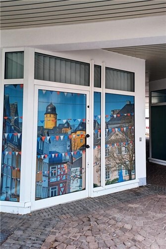 Wo Montabaur drauf ist, ist auch Montabaur drin: Die Außengestaltung des neuen Stadtbüros mit Fotomotiven von Olaf Nitz ist ein echter Blickfang.