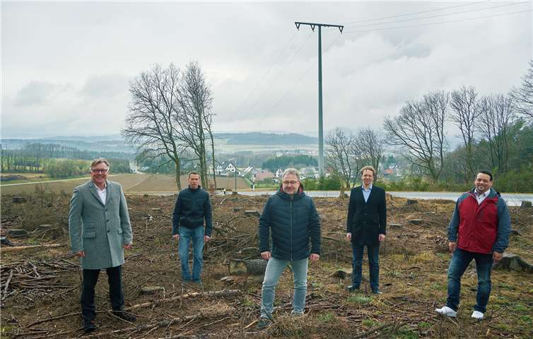 Wo der Borkenkäfer ganze Arbeit geleistet hat, sollen künftig Solarmodule Ökostrom produzieren. Vor Ort trafen sich (von links) evm-Vorstand Bernd Wieczorek, Ortsbürgermeister Dirk Ueberhofen, Ortsbürgermeister Klaus Peter Romes, evm-Projektleiter Markus Behr und Ortsbürgermeister Marco Collet. Foto: Thomas Frey/evm