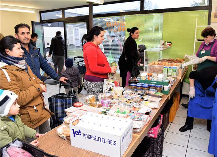 Wo die Tafelkunden sonst nur notwendige Lebensmittel erhalten, wurden jetzt Päckchen mit Überraschungen für die Kinder verteilt.