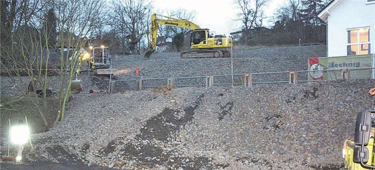 Wo einst das Haus der Familie Trier stand, thront hier ein Bagger auf dem hohen Sicherungswall.