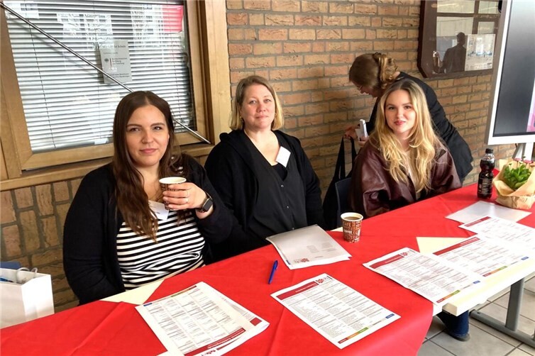 Wo finde ich  im Rahmen der Ausbildungsmesse „MAYA“ was? Auf Anfrage wurde man freundlich an die richtige Stelle verwiesen. Außerdem konnte man sich an einem Lageplan informieren.