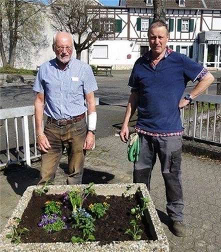 Wo früher Altglascontainer standen, erfreuen seit einem Jahr von den SBN aufgestellte Blumenkübel.Foto: Privat