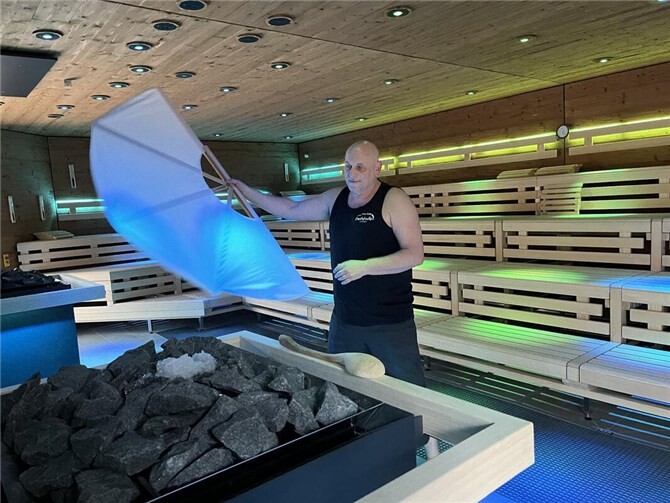 Wo früher die Erdsauna stand, erwartet Besucher nun eine großzügige Kabine für bis zu 80 Personen.  Foto: Svenja Kurz