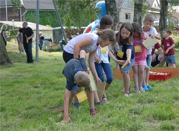 Raiffeisens Motto wurde beim Dorffest lebendig  Wo ist das nächste Brettchen? Nur mit einer harmonischenMannschaftsleistung konnten die Kinder den Säurefluss überwinden.