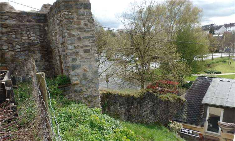Wo ist denn das? Dieses Stück Stadtmauer befindet sich oberhalb des Gewölbekellers an der Kolpingstraße. Die Aufnahme hat Bernd Schrupp vom Garten des katholischen Pfarrhauses aus gemacht. privat