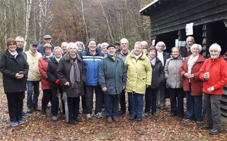 Wo schmeckt der warme Glühwein besser als in herrlich-herbstlich leuchtender Kulisse: Die Wandergruppe der Senioren Kruft an der Schutzhütte hinter dem Waldsee. Foto: privat
