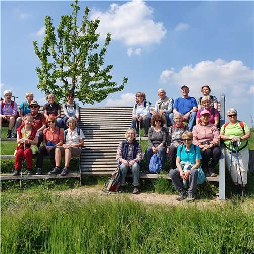 Wo sich „Rotweinwanderweg“ und „Birnen-Rundweg“ treffen, folgten 20 Sinziger Eifelfreunde/innen mit Wanderführerin Helga Ruch dem Birnen-Symbol. Foto: privat