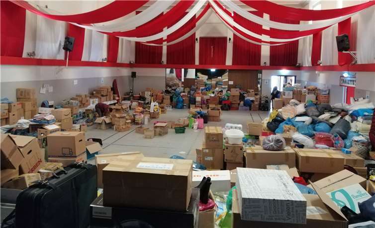 Wo sonst Karneval gefeiert wird, stapeln sich die Hilfsgüter für die Flutopfer. Foto: MIH