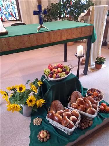 Woche für Woche haben Ehrenamtliche Helferinnen die Bewohner in die Kapelle zum Gottesdienst gebracht und wieder zurück auf den Wohnbereich. Foto: privat