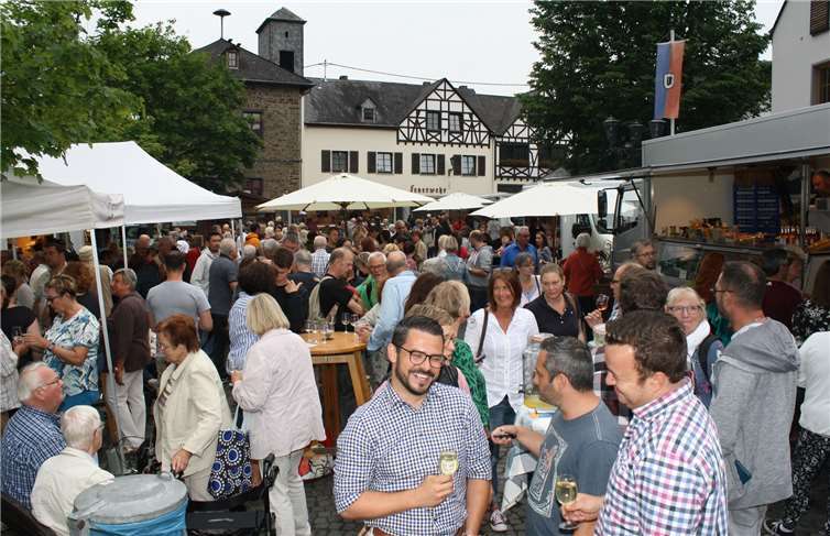 Wochenmarkt oder Volksfest. Jeden Dienstag zwischen 16.00 und 19.00 Uhr verzeichnet er Winninger Marktplatz einen wahren Besucheransturm.