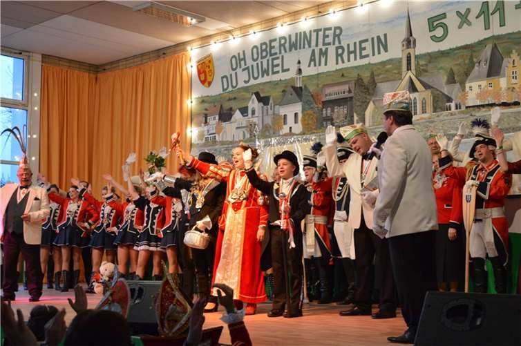 Wölle-Kinderprinzessin Lea Pöpping und ihr knatschjecker Hofmarschall Niklas Müller gaben sich lustig und locker, jubelten ihrem Volk zu und verteilten ihre Orden.