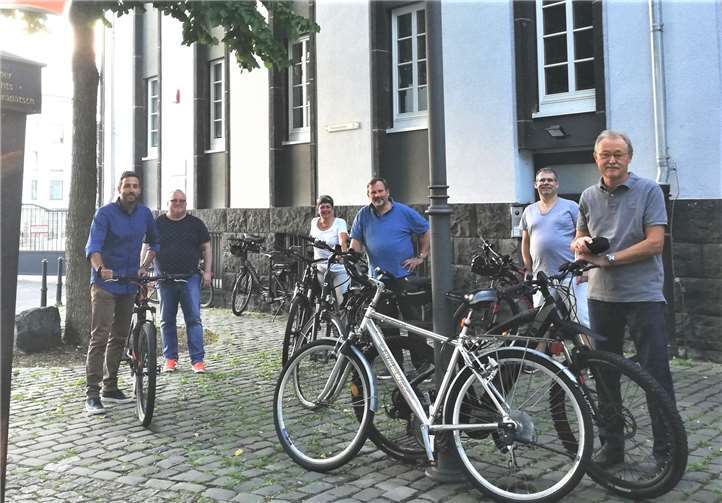 „Wohin mit dem Fahrrad?“ so wie hier auf dem Merowingerplatz stellt sich für viele Radfahrer die Frage nach einer offiziellen Abstellmöglichkeit für ihr Fortbewegungsmittel. Die Schaffung neuer Abstellplätze bildet daher eine von zahlreichen konkreten Maßnahmen, die die FWG-Stadtratsfraktion jüngst beantragt hat, um den innerstädtischen Fahrradverkehr zu fördern.Foto: Christian Greiner/FWG