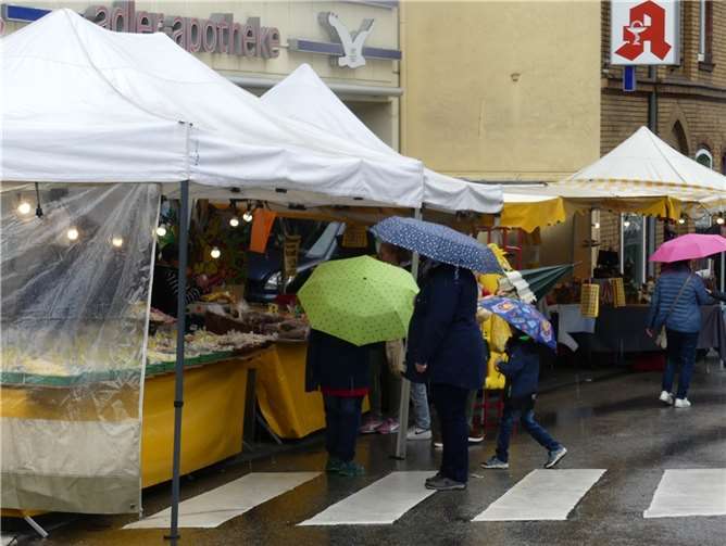 Wohl hauptsächlich wegen der nasskalten Witterung blieben heuer zahlreiche Besucher dem Herbstmarkt fern. Foto: TE
