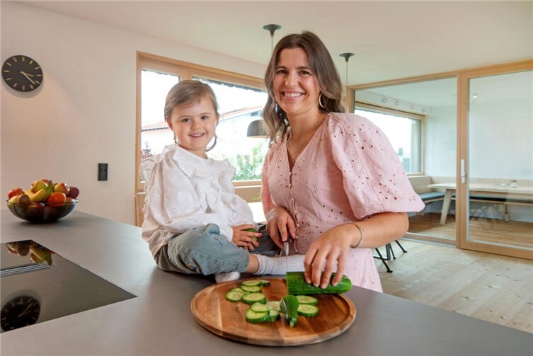 Wohlfühlen, auch wenn das Thermometer auf Spitzenwerte klettert: Lehm-Klimaplatten eignen sich zur energiesparenden Kühlung und schaffen ein gesundes Raumklima für die ganze Familie.