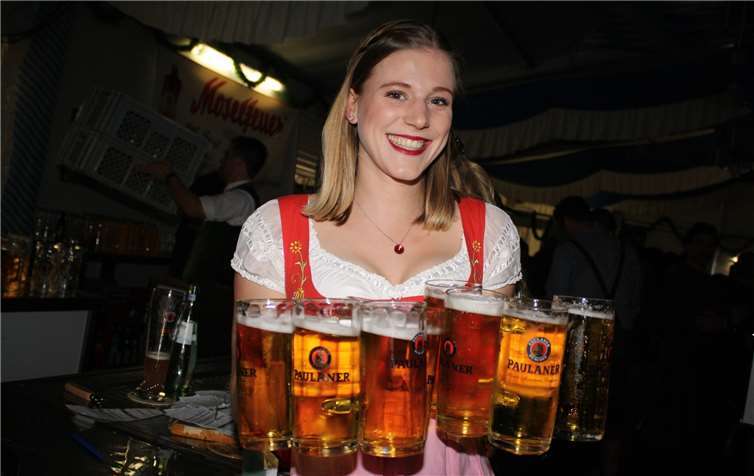 Wohlgefüllte Bierkrüge und deftige Schmankerl vomWeißwurst-Äquator lockten nach Cochem.