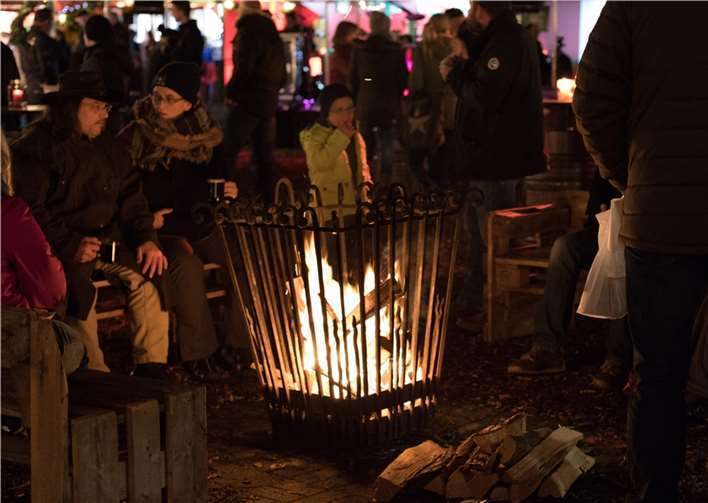 Wohlig warm wurde es den Gästen am offenen Feuerkorb auf dem Dorfplatz.
