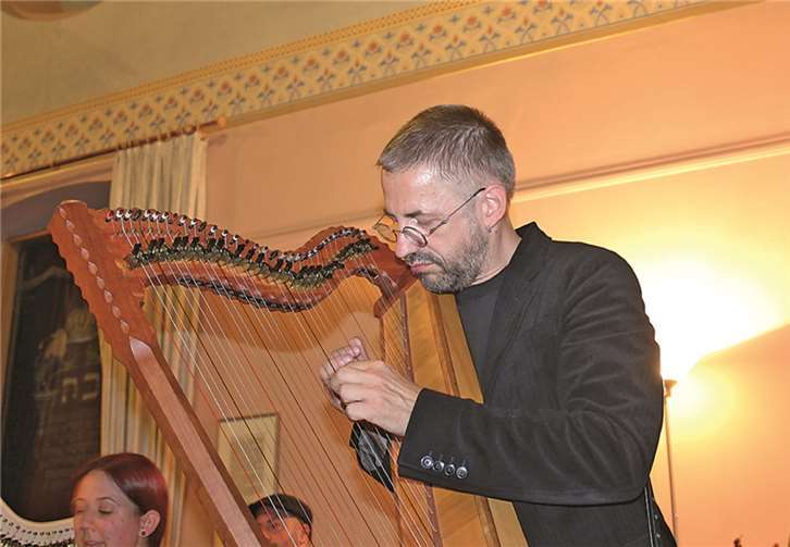 Wohltuende Klänge wurden der Harfe entlockt.RERE