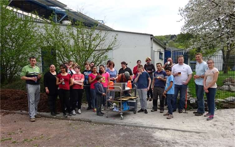 Wohlverdiente Pause: Schülerinnen und Schüler, Eltern sowie Kolleginnen und Kollegen während einer Verpflegungspause auf dem Schulgartengelände der Erich Kästner-Schule.privat