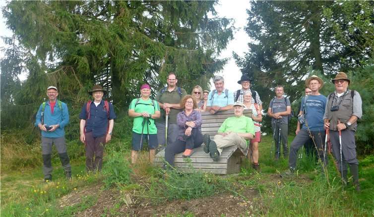 Wohlverdiente Pause am Panoramapunkt in Hohenleimbach.  Foto: Winfried Sander