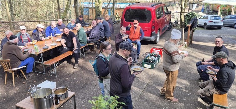 Wohlverdiente Pause nach getaner Arbeit.  Foto: Männerchor Bachem 1904 e.V.