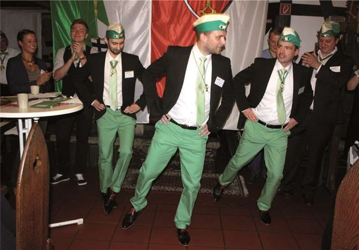 Wohlwollend beäugt von ihren Kollegen der Männertanzgruppe legte das Dreigestirn auf engstem Raum ein „Tänzchen“ aufs Parkett.