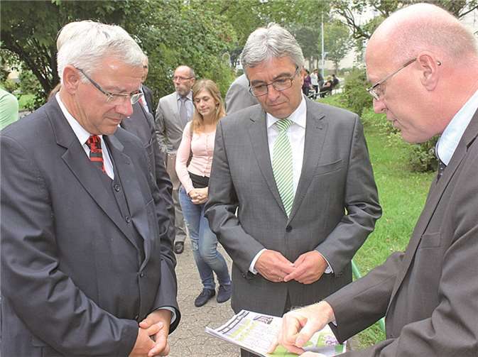 WohnBau-Geschäftsführer Michael Siegel (re.) erläutert beim Rundgang durch das Fördergebiet in Neuendorf Oberbürgermeister Hofmann-Göttig (li.) und Minister Lewentz (Mitte) die Umgestaltungspläne. Stadt Koblenz