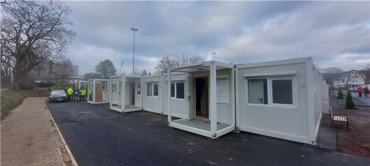 Bad Neuenahr: So sehen die Wohncontainer für Flutbetroffene von innen aus Wohncontainer auf dem Gelände des Apollinaris-Stadions. Foto:DU