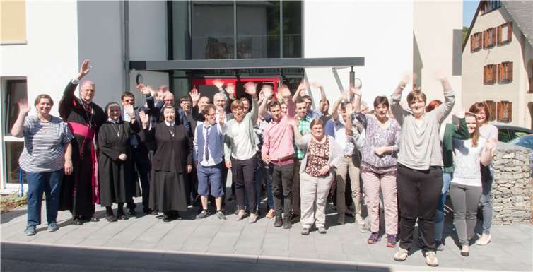 Wohnen inmitten der Gemeinschaft: Die Bewohner und Betreuer des Neubaus an der Markstraße mit Weihbischof Peters. Julia Fröder/Bistum Trier
