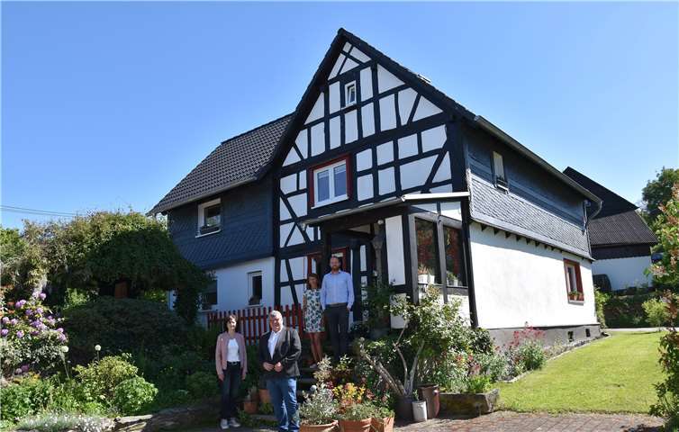 Wohnhaus mit Anbau der Familie Lambertz/Haberland: (v.r.n.l. Hr. Lambertz/Fr. Haberland; 1. Kreisbeigeordneter M. Mahlert, M. Rödder-Rasbach, Dorferneuerungsbeauftragte der Kreisverwaltung;Foto: Kreisverwaltung Neuwied