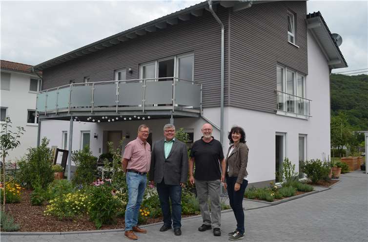 Wohnhausneubau im Ortskern von Waldbreitbach. Im Bild (von links nach rechts): Ortsbürgermeister Martin Lerbs, Planungsdezernent Michael Mahlert, Bauherr Willi Schmitz und Dorferneuerungsbeauftragte Margit Rödder-Rasbach. Kreisverwaltung Neuwied