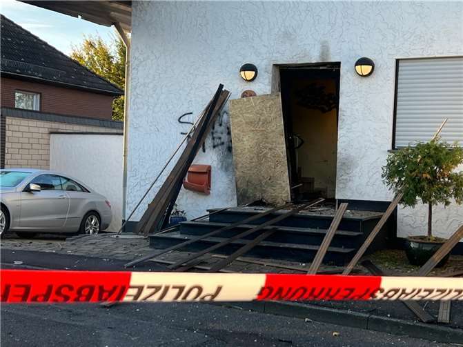 Wohnhaustür nach der Explosion. Foto: CEW