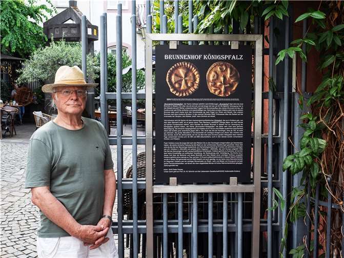 Wolf-Dieter Kresse neben der von ihm gestifteten Informationstafel. Foto: Hermann Schäfer