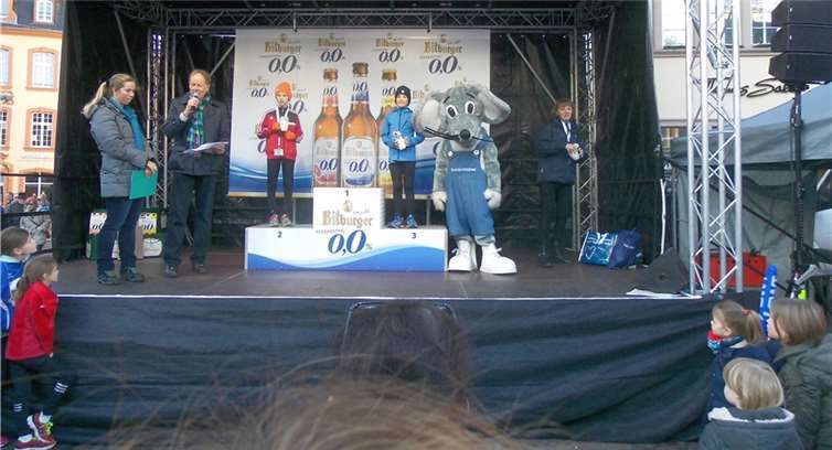 Wolf-Dieter Poschmann bei der Siegerehrung des 1000 m-Lauf mit v.l. Lucas Raueiser und Lennart Mohr.privat