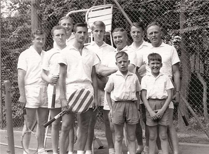 Wolf-Dietrich Brunn, Rolf Cebin, Reinhard Haberzettl, Peter Hauck, Winfried Schardt, Johannes Tils, Peter-Josef Hansen, Wilhelm Schumacher und die damaligen Balljungen Bernd und Jürgen Schumacher.privat