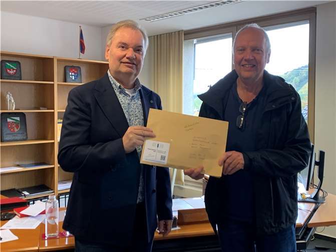 Wolf Dittmayer (r.) übergab die Unterschriftenlisten an VG-Bürgermeister Karsten Fehr.  Foto: Initiative Bürgerbegehren Mobilfunk